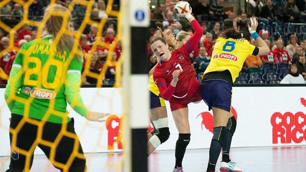 Helena Ryšánková (uprostřed s míčem) střílí na rumunskou branku. Helena Ryšánková (uprostřed s míčem) střílí na rumunskou branku.