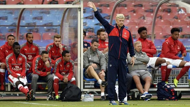 Arséne Wenger slibuje, že letos už konečně s Arsenalem titul získá. Arséne Wenger slibuje, že letos už konečně s Arsenalem titul získá.