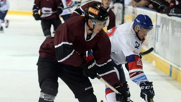 Přípravný hokejový zápas HC Sparta Praha - Motor České Budějovice. Zleva Lukáš Rousek ze Sparty a Pavel Pýcha z Českých Budějovic Přípravný hokejový zápas HC Sparta Praha - Motor České Budějovice. Zleva Lukáš Rousek ze Sparty a Pavel Pýcha z Českých Budějovic