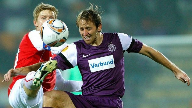 Tomáš Jun (vpravo) v dresu Austrie Vídeň bojuje o míč s Rasmusem Elmem z Alkmaaru v utkání Evropské ligy na podzim roku 2011. Tomáš Jun (vpravo) v dresu Austrie Vídeň bojuje o míč s Rasmusem Elmem z Alkmaaru v utkání Evropské ligy na podzim roku 2011.