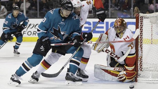Brankář Calgary David Rittich (33) čelil v zápase proti San Jose i Tomáši Hertlovi (48). Brankář Calgary David Rittich (33) čelil v zápase proti San Jose i Tomáši Hertlovi (48).