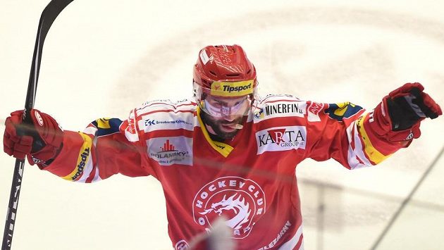 Zbyněk Irgl z Třince, hrdina pátého semifinále play off proti Spartě. Zbyněk Irgl z Třince, hrdina pátého semifinále play off proti Spartě.