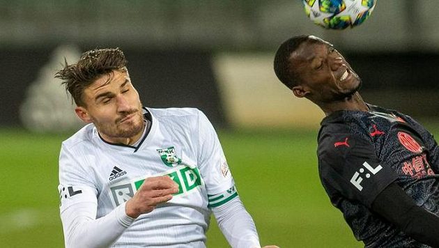 Zleva Michal Papadopulos z Karviné a Abdallah Sima ze Slavie. Zleva Michal Papadopulos z Karviné a Abdallah Sima ze Slavie.