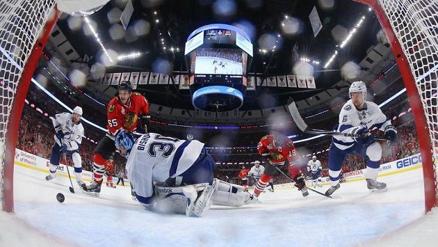 Finále play off NHL, brankář Tampy Bay Ben Bishop (30) zasahuje před útočníkem Chicaga Andrew Shawem (65). Finále play off NHL, brankář Tampy Bay Ben Bishop (30) zasahuje před útočníkem Chicaga Andrew Shawem (65).