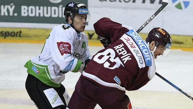 Zleva Radan Lenc z Mladé Boleslavi a Michal Řepík ze Sparty. Zleva Radan Lenc z Mladé Boleslavi a Michal Řepík ze Sparty.