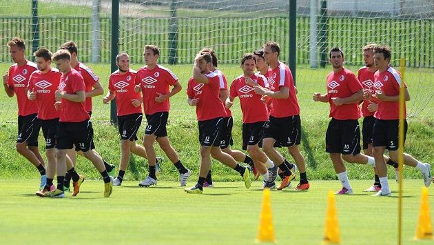 Fotbalisté pražské Slavie během tréninku v Edenu. Fotbalisté pražské Slavie během tréninku v Edenu.