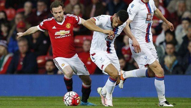 Juan Mata (vlevo) si myslí, že fotbalisté pobírají přemrštěné platy. Juan Mata (vlevo) si myslí, že fotbalisté pobírají přemrštěné platy.