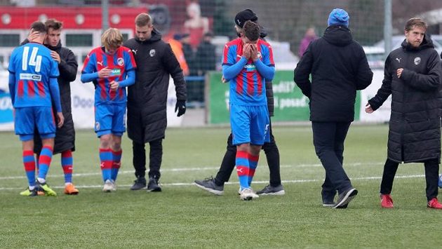 Zklamaní mladí fotbalisté Plzně po prohře s AS Řím. Zklamaní mladí fotbalisté Plzně po prohře s AS Řím.