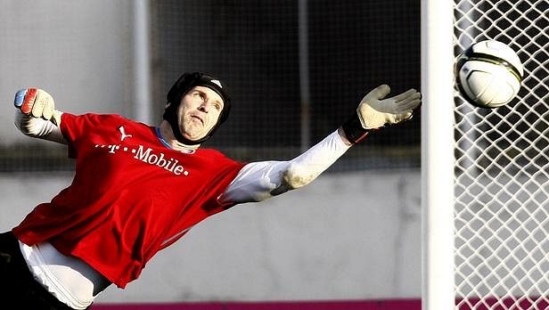 Brankář národního týmu Petr Čech oblékne na nadcházející kvalifikační duely kapitánskou pásku. Brankář národního týmu Petr Čech oblékne na nadcházející kvalifikační duely kapitánskou pásku.