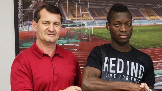 Zleva sportovní ředitel Dukly Günter Bittengel a Mohamed Doumbia. Zleva sportovní ředitel Dukly Günter Bittengel a Mohamed Doumbia.