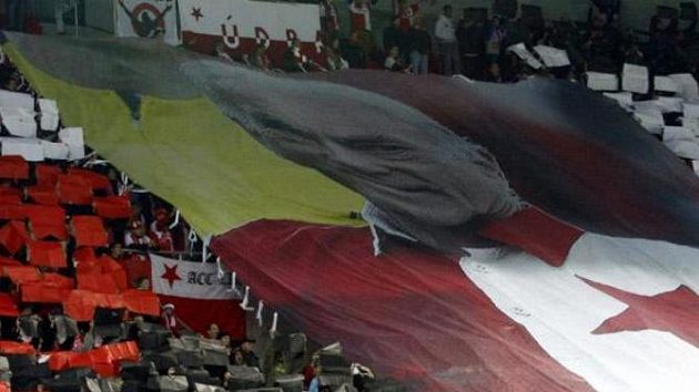 Fanoušci Slavie uctili památku Františka Veselého obřím transparentem. Fanoušci Slavie uctili památku Františka Veselého obřím transparentem.