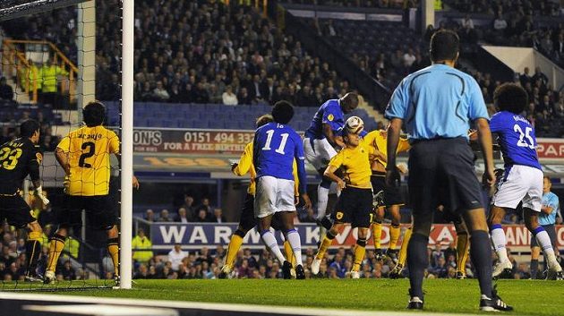 Brankový asistent bedlivě sleduje souboj v šestnáctce při utkání Evertonu s AEK Atény. Brankový asistent bedlivě sleduje souboj v šestnáctce při utkání Evertonu s AEK Atény.