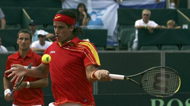 Španělští tenisté Feliciano Lopez (vpravo) a Tommy Robredo během semifinále Davisova poháru Španělští tenisté Feliciano Lopez (vpravo) a Tommy Robredo během semifinále Davisova poháru