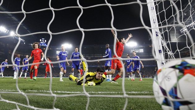 Míč končí po hlavičce Thiaga Silvy (není na snímku) z PSG v síti brankáře Chelsea Thibauta Courtoise. I takový pohled je budoucností televizního vysílání... Míč končí po hlavičce Thiaga Silvy (není na snímku) z PSG v síti brankáře Chelsea Thibauta Courtoise. I takový pohled je budoucností televizního vysílání...