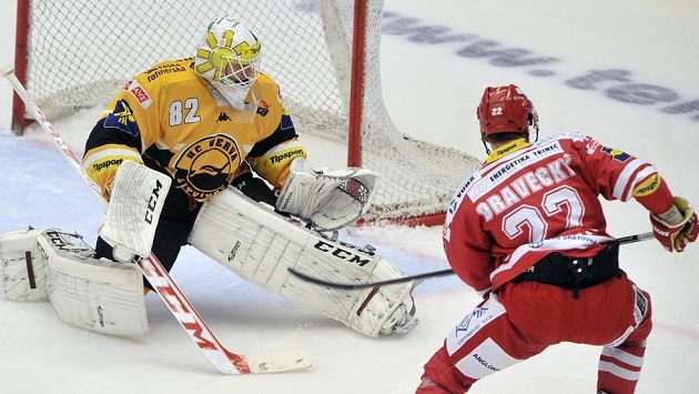 Vladimír Dravecký z Třince před brankářem Litvínova Jakubem Soukupem. Vladimír Dravecký z Třince před brankářem Litvínova Jakubem Soukupem.