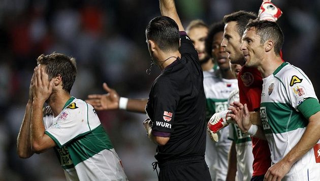 Fotbalisté Elche protestují u sudího poté, co neodpískal pokutový kop v zápase s Realem Madrid. Fotbalisté Elche protestují u sudího poté, co neodpískal pokutový kop v zápase s Realem Madrid.