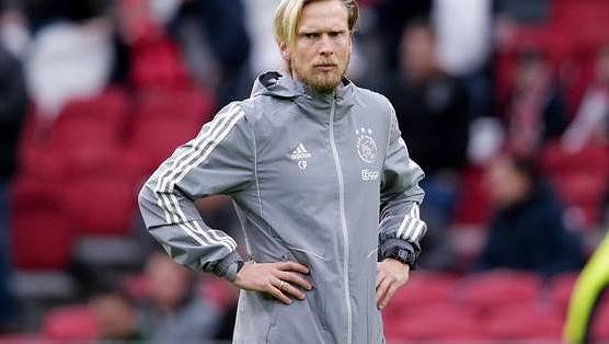 Asistent trenéra Ajaxu Christian Poulsen byl kvůli koronaviru v karanténě. Asistent trenéra Ajaxu Christian Poulsen byl kvůli koronaviru v karanténě.