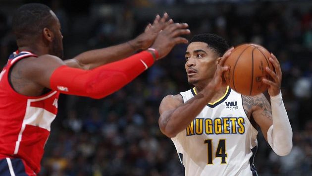 John Wall (vlevo) z Washingtonu brání Garyho Harrise z Denveru. John Wall (vlevo) z Washingtonu brání Garyho Harrise z Denveru.