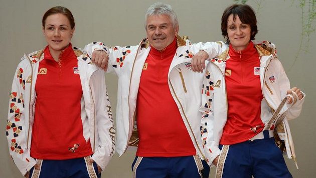 Rychlobruslařky Karolína Erbanová (vlevo), Martina Sáblíková a trenér Petr Novák na ilustračním snímku před ZOH v Soči. Rychlobruslařky Karolína Erbanová (vlevo), Martina Sáblíková a trenér Petr Novák na ilustračním snímku před ZOH v Soči.