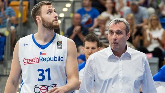 Trenér basketbalové reprezentace Ronen Ginzburg (uprostřed), Martin Kříž (vlevo) a Jiří Welsch. Trenér basketbalové reprezentace Ronen Ginzburg (uprostřed), Martin Kříž (vlevo) a Jiří Welsch.