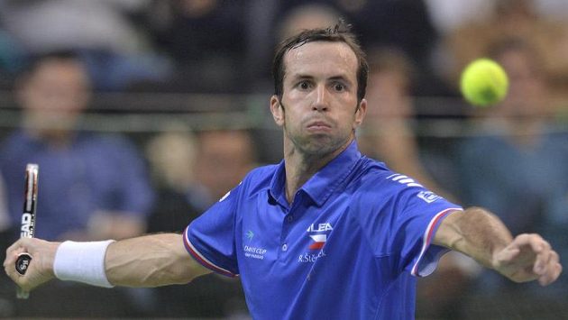 Český reprezentant Radek Štěpánek v utkání proti Srbovi Dušanu Lajovičovi. Český reprezentant Radek Štěpánek v utkání proti Srbovi Dušanu Lajovičovi.