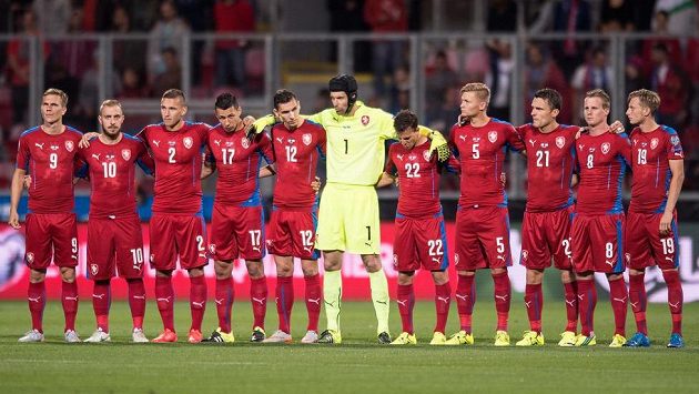 Čeští fotbalisté před zahájením kvalifikačního duelu v Plzni proti Kazachstánu. Čeští fotbalisté před zahájením kvalifikačního duelu v Plzni proti Kazachstánu.