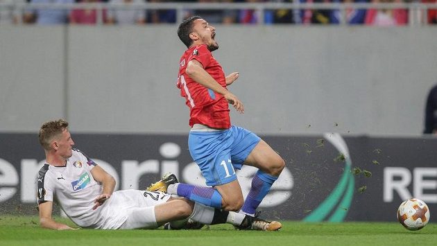 Inkriminovaný moment před prvním gólem FCSB. Po skluzu Tomáše Hájka rumunský útočník Constantin Budescu upadl a pískala se penalta. Inkriminovaný moment před prvním gólem FCSB. Po skluzu Tomáše Hájka rumunský útočník Constantin Budescu upadl a pískala se penalta.