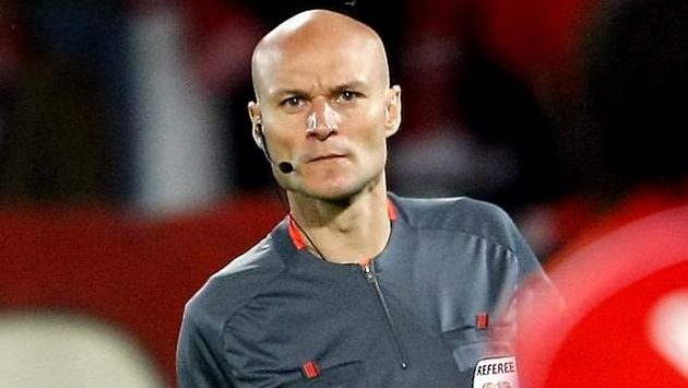 Francouzský rozhodčí Tony Chapron. Francouzský rozhodčí Tony Chapron.