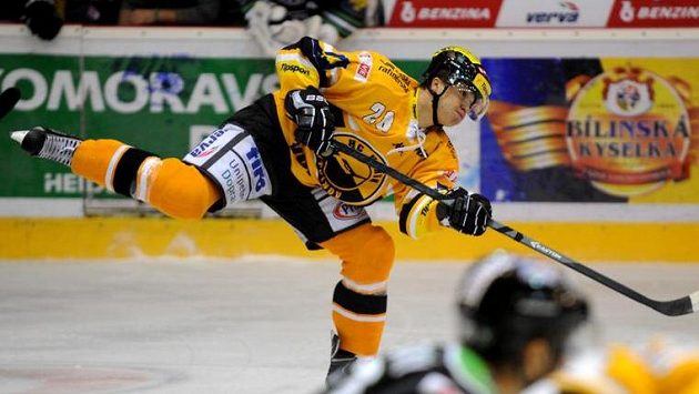 Litvínovský hráč Karel Kubát střílí na mladoboleslavskou branku. Litvínovský hráč Karel Kubát střílí na mladoboleslavskou branku.