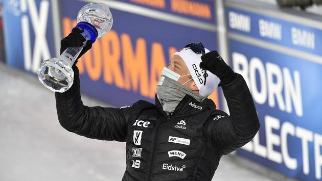 Nor Johannes Thingnes Boe s trofejí za celkové prvenství ve SP. Nor Johannes Thingnes Boe s trofejí za celkové prvenství ve SP.