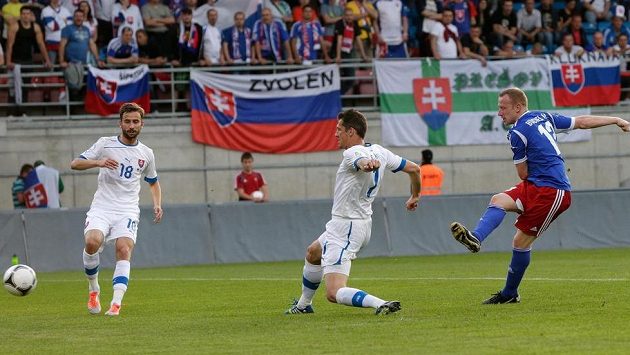 Slovenské duo Marián Čišovský a Dušan Švento (18) nedokázalo zabránit ve skórování Martinu Buechelovi z Lichtenštejnska (vpravo). Slovenské duo Marián Čišovský a Dušan Švento (18) nedokázalo zabránit ve skórování Martinu Buechelovi z Lichtenštejnska (vpravo).