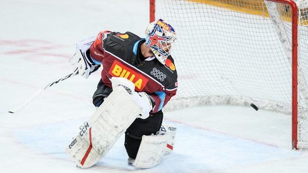 Brankář Sparty Praha Alexander Salák sleduje střelu libereckých hokejistů během utkání semifinále play off Tipsport extraligy. Brankář Sparty Praha Alexander Salák sleduje střelu libereckých hokejistů během utkání semifinále play off Tipsport extraligy.