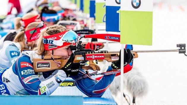 Lucie Charvátová při střelbě. Lucie Charvátová při střelbě.