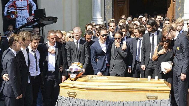 Jezdci formule 1 se přišli do Nice naposledy rozloučit s Julesem Bianchim. Jezdci formule 1 se přišli do Nice naposledy rozloučit s Julesem Bianchim.