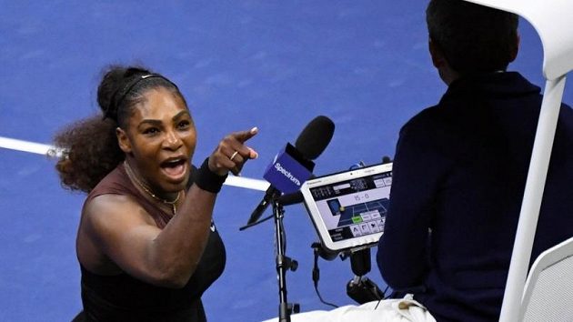 Serena Williamsová během hádky s hlavním rozhodčím Carlosem Ramosem Serena Williamsová během hádky s hlavním rozhodčím Carlosem Ramosem