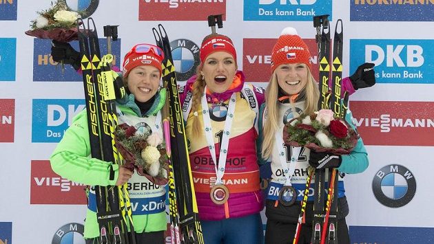 Vítězka závodu s hromadným startem Gabriela Koukalová (uprostřed), vpravo její krajanka a bronzová Eva Puskarčíková, vlevo stříbrná Laura Dahlmeierová z Německa. Vítězka závodu s hromadným startem Gabriela Koukalová (uprostřed), vpravo její krajanka a bronzová Eva Puskarčíková, vlevo stříbrná Laura Dahlmeierová z Německa.
