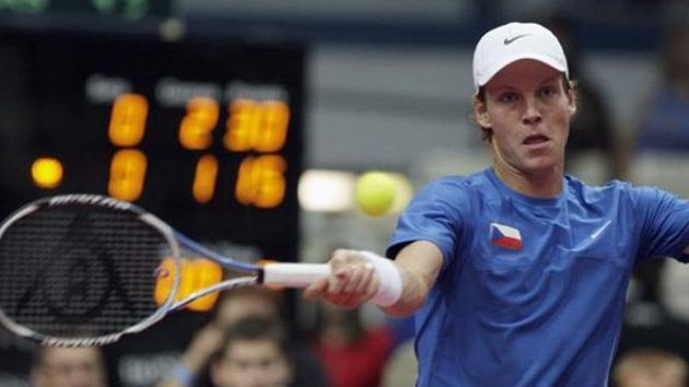 Tomáš Berdych v utkání Davisova poháru s Juanem Monacem Tomáš Berdych v utkání Davisova poháru s Juanem Monacem