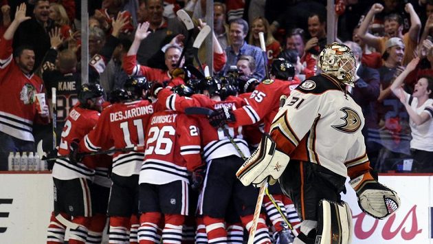 Frederik Andersen smutně opouští led v Chicagu. Frederik Andersen smutně opouští led v Chicagu.