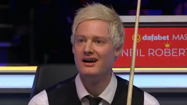 Snookerový hráč Neil Robertson udiveně sleduje strk v podání Stephena Maguira. Snookerový hráč Neil Robertson udiveně sleduje strk v podání Stephena Maguira.