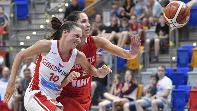 O míč bojují (zleva) česká reprezentantka Dana Kušlitová a Ivana Tikvičová z Chorvatska. O míč bojují (zleva) česká reprezentantka Dana Kušlitová a Ivana Tikvičová z Chorvatska.