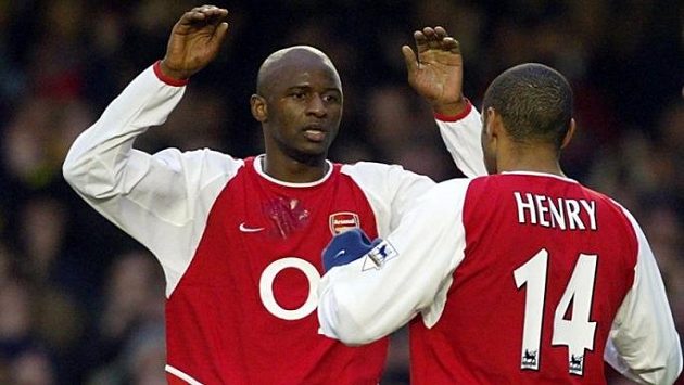 Bývalí fotbalisté Arsenalu Londýn Patrick Vieira (vlevo) a Thierry Henry na archivním snímku. Bývalí fotbalisté Arsenalu Londýn Patrick Vieira (vlevo) a Thierry Henry na archivním snímku.