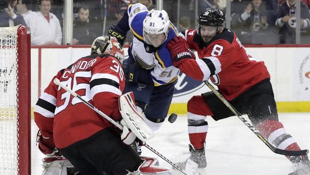 Útočník St. Louis Vladimir Tarasenko se snaží proadit před brankou New Jersey. Útočník St. Louis Vladimir Tarasenko se snaží proadit před brankou New Jersey.
