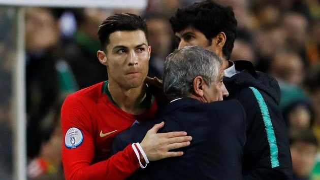 Cristiano Ronaldo se objímá s koučem portugalské reprezentace Fernandem Santosem během kvalifikačního utkání s Litvou Cristiano Ronaldo se objímá s koučem portugalské reprezentace Fernandem Santosem během kvalifikačního utkání s Litvou