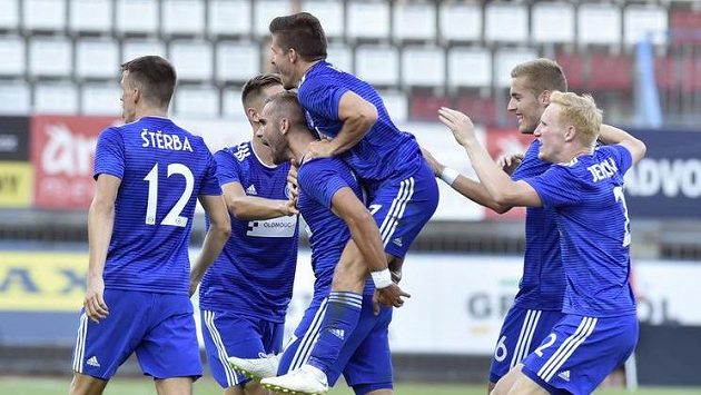 Olomoucká radost! První gól dal Martin Sladký (třetí zleva). Olomoucká radost! První gól dal Martin Sladký (třetí zleva).