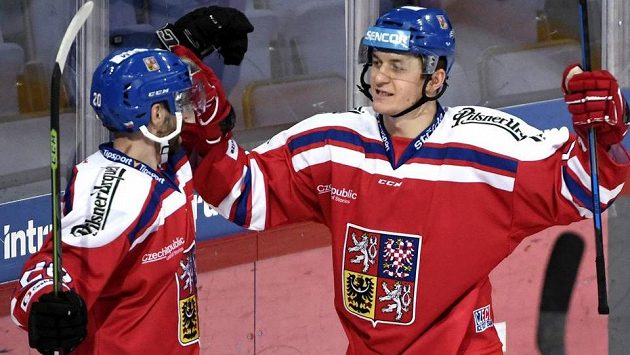 Jakub Klepiš (vlevo) gratuluje Lukáši Radilovi, střelci druhého gólu českého týmu v utkání se Švýcarskem. Jakub Klepiš (vlevo) gratuluje Lukáši Radilovi, střelci druhého gólu českého týmu v utkání se Švýcarskem.