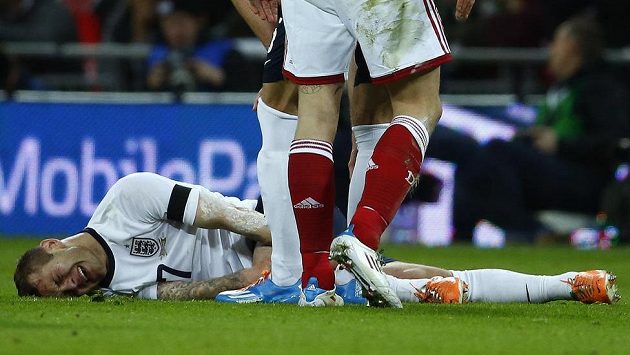 Zraněný anglický záložník Jack Wilshere. Zraněný anglický záložník Jack Wilshere.