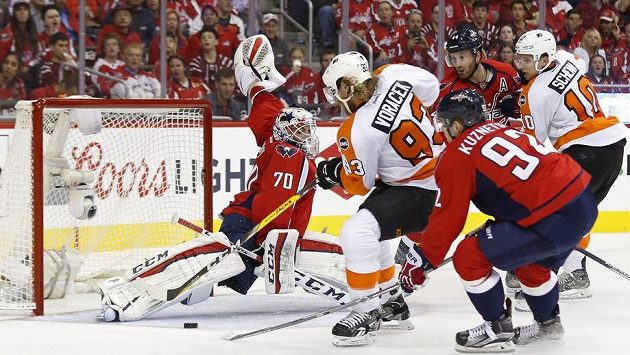 Jakub Voráček střílí jediný gól Letců ve Washingtonu. Jakub Voráček střílí jediný gól Letců ve Washingtonu.