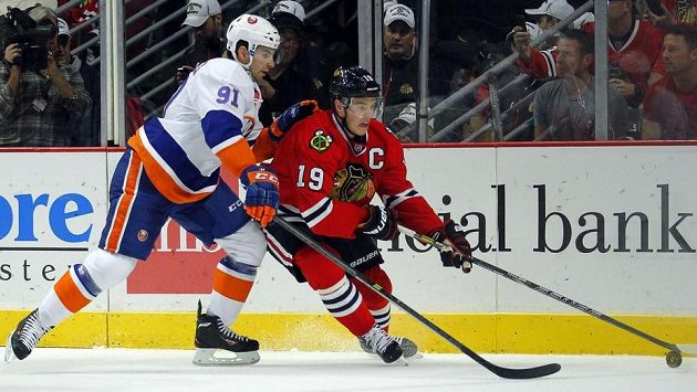 Souboj kapitánů. John Tavares (vlevo) z NY Islanders a Jonathan Toews z Chicaga. Souboj kapitánů. John Tavares (vlevo) z NY Islanders a Jonathan Toews z Chicaga.
