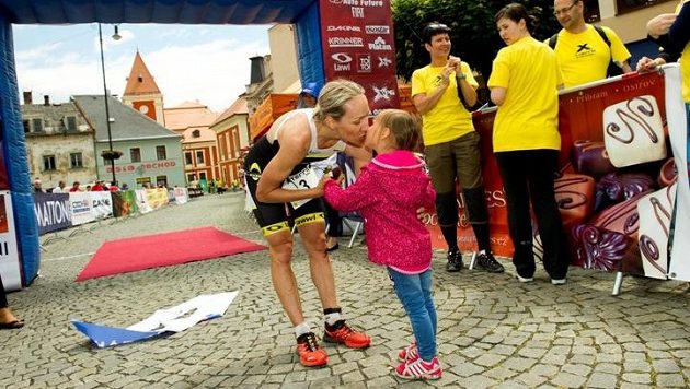 Helena Erbenová dostává odměnu od dcerky... Helena Erbenová dostává odměnu od dcerky...