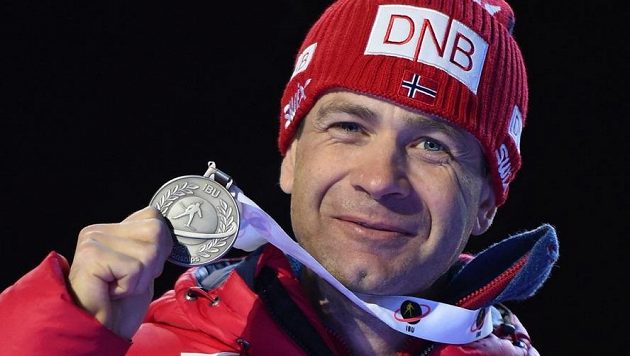 Ole Einar Björndalen se stříbrnou medailí z letošního MS v Oslu. Ole Einar Björndalen se stříbrnou medailí z letošního MS v Oslu.